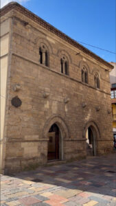 Palacio de Valdecarzana (s. XIV).
