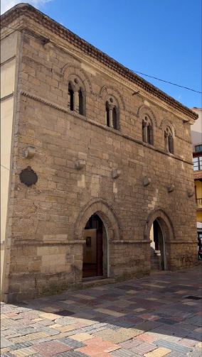 Palacio de Valdecarzana (s. XIV).