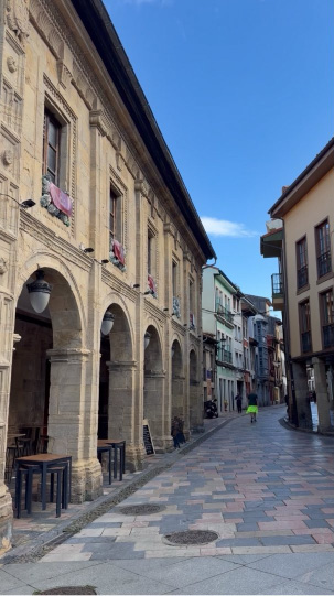 Palacio de Llano Ponte (s. XVII) y calle Ribero.